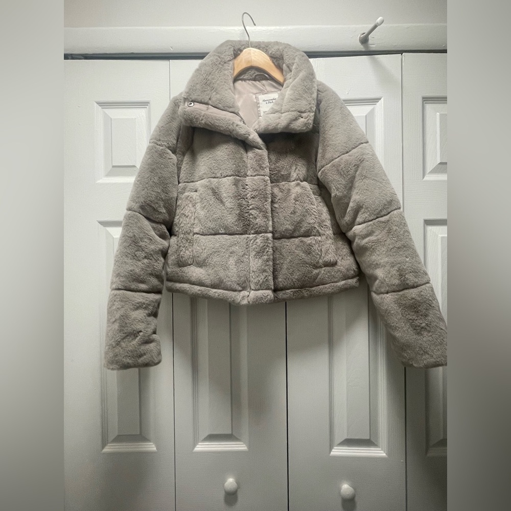 A&F mini puffer coat in the color grey. Cute semi cropped winter coat❤️
